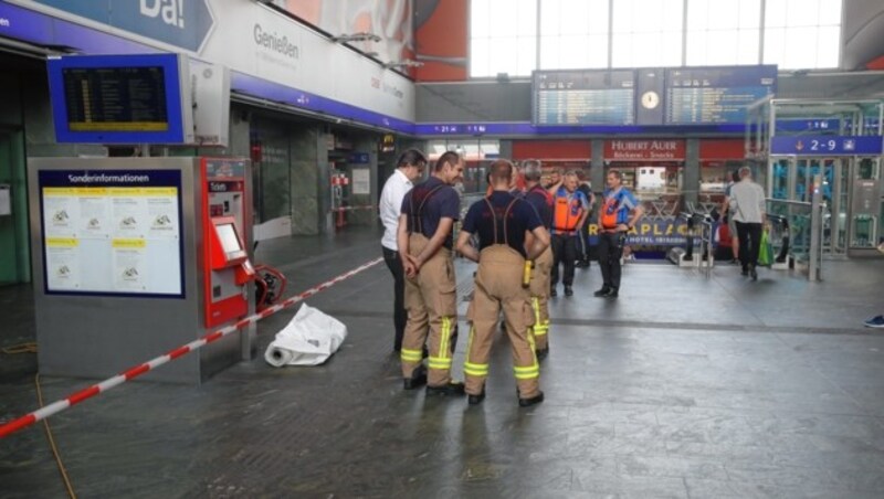 Einsatzkräfte am Grazer Hauptbahnhof (Bild: Sepp Pail)