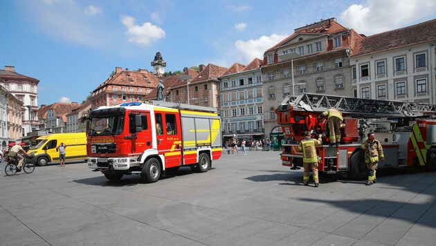 Brandanschlag im Rathaus: Einsatzkräfte auf dem Grazer Hauptplatz. (Bild: Sepp Pail)