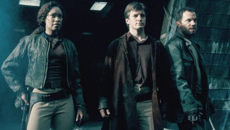 Gina Torres, Nathan Fillion und Adam Baldwin in der Kult-Serie „Firefly“ (Bild: Everett Collection / picturedesk.com)