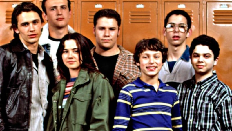 James Franco, Jason Segel, Linda Cardellini, Seth Rogen, John Francis Daley, Martin Starr und Samm Levine waren die Stars der Serie „Voll daneben, voll im Leben“. (Bild: Everett Collection / picturedesk.com)