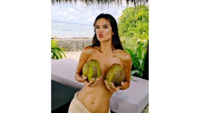 Alessandra Ambrosio zeigt ihre Kokosnüsse. (Bild: www.PPS.at)