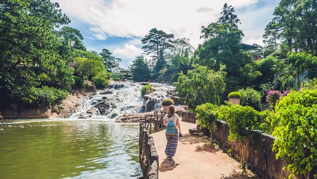 Die Wanderung zum Wasserfall war im Fall der Leserin nicht so unbeschwerlich wie hier am Symbolbild. (Bild: ©galitskaya - stock.adobe.com)