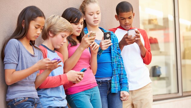 Aktuelle Studie zeigt: Jugendliche schauen täglich vier bis fünf Stunden in ihr Smartphone. (Bild: Monkey Business - stock.adobe.com)