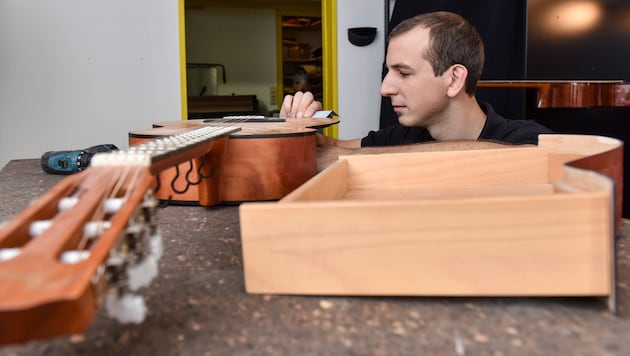 Samuel Karl baut bei Ausgespielt Instrumente zu Möbeln um, hier etwa erhält eine Gitarre eine Schublade. (Bild: Markus Wenzel)