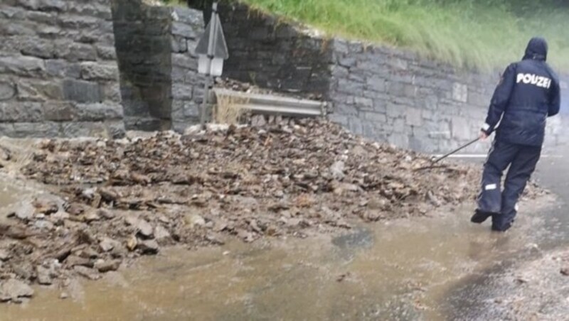 In Kremsbrücke ist eine Mure abgegangen und hat die Straße überschwemmt. (Bild: Holitzky)
