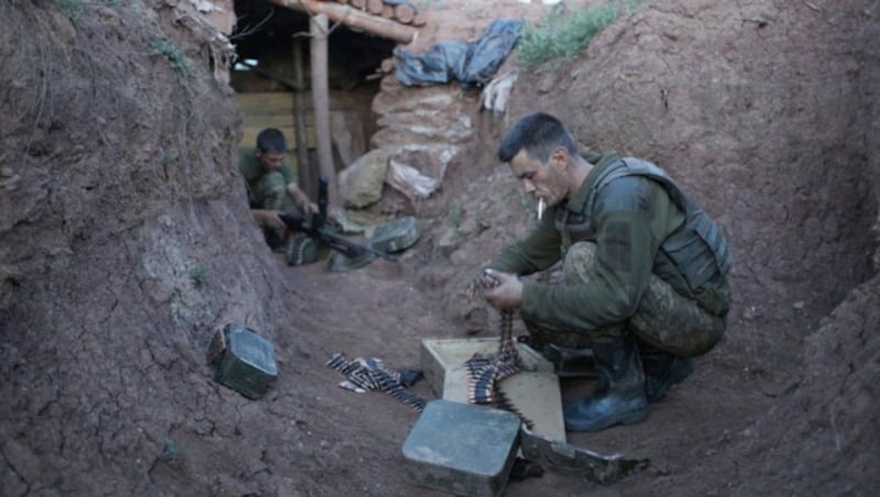 Ukrainische Soldaten an der Front in Donezk (Bild: APA/AFP/Anatolii STEPANOV)