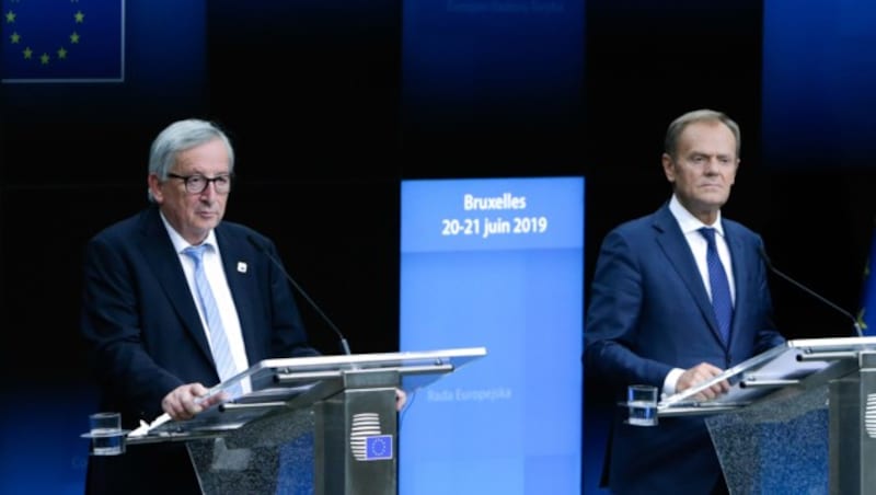 Kommissionspräsident Jean-Claude Juncker und Ratspräsident Donald Tusk informieren die Öffentlichkeit über die Ergebnisse des Gipfels. (Bild: APA/AFP/Aris Oikonomou)