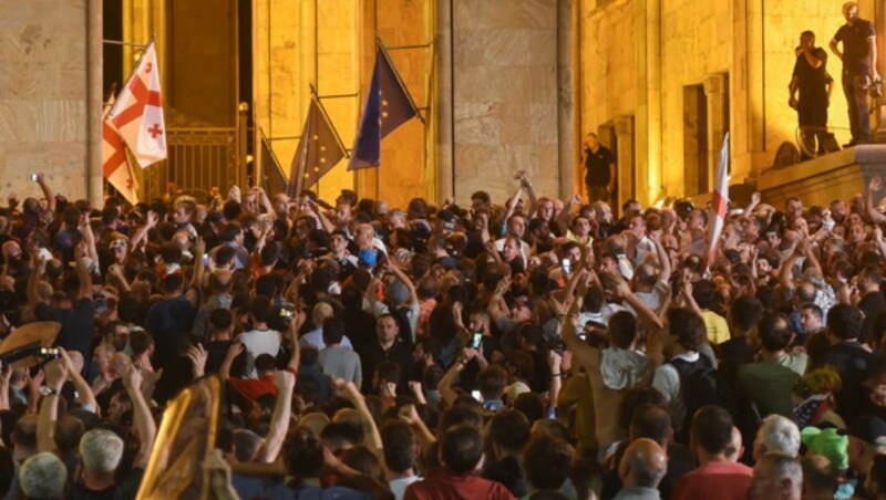 Weiter als auf den Innenhof des georgischen Parlaments schafften es die Tausenden Demonstranten nicht. Die Sicherheitskräfte konnte eine Erstürmung des Gebäudes verhindern. (Bild: APA/AFP/Vano SHLAMOV)