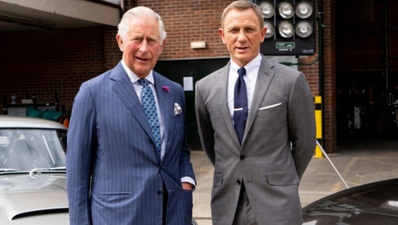 Prinz Charles zu Besuch bei Daniel Craig am Set des neuen Bond-Streifens (Bild: AFP)