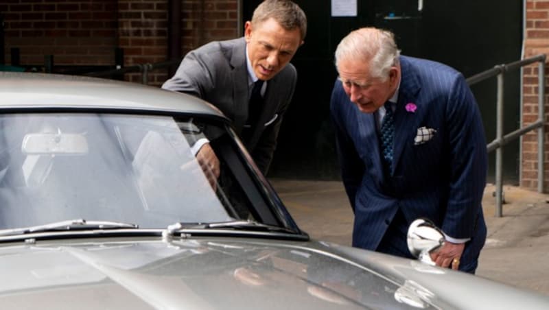 Besonderes Interesse zeigte Prinz Charles am Aston Martin, den Daniel Craig als Bond fahren darf. (Bild: AFP)