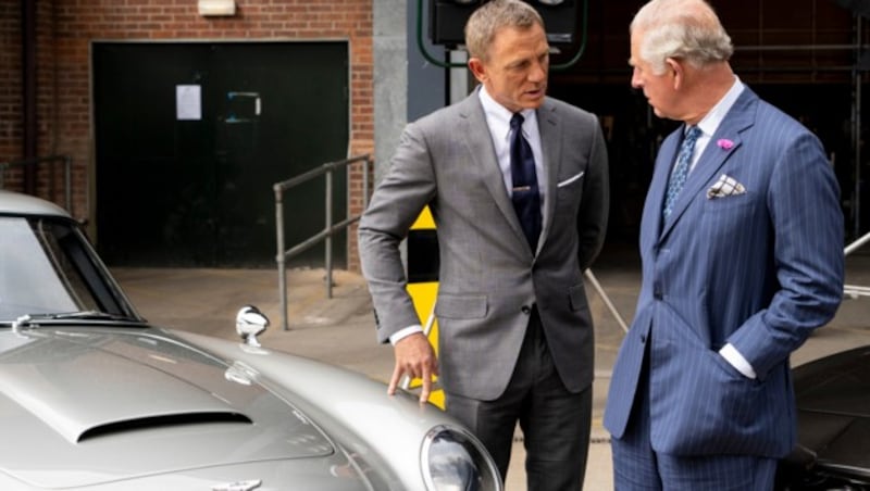 Daniel Craig im Gespräch mit Prinz Charles (Bild: AFP)