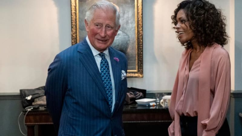 Prinz Charles plauderte auch mit Naomie Harris. (Bild: AFP)