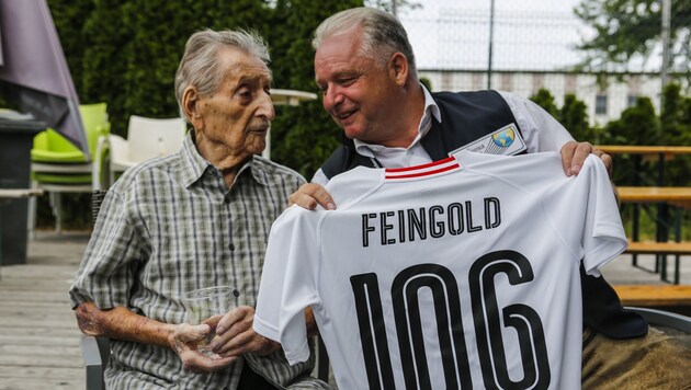 Marko Feingold, mit 106 Jahren ältester Holocaust-Überlebender, kickte die Integrationsfußball-WM in Salzburg an. (Bild: APA/HEIKO MANDL)