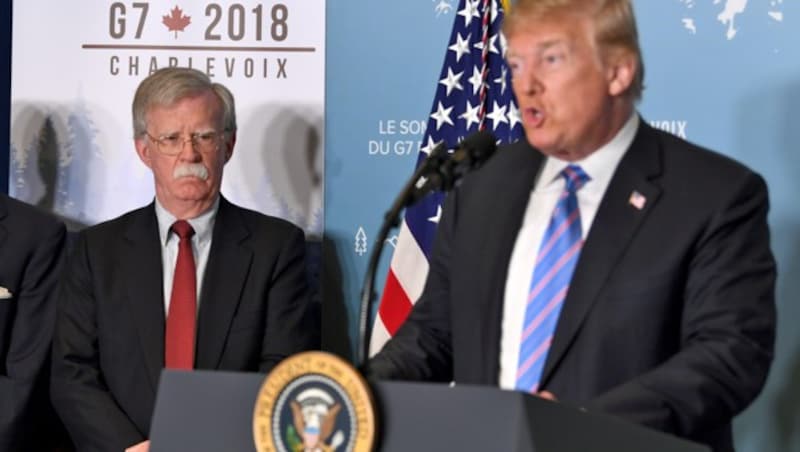 Trump (re.) und sein ehemaliger Sicherheitsberater John Bolton, der nun sein Buch veröffentlichen möchte (Bild: APA/AFP/SAUL LOEB)