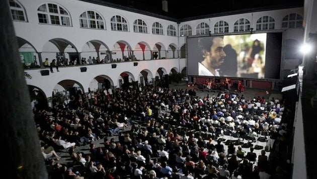 Jedes Jahr lockt das Freiluftkino im Burghof etliche Zuschauer an. (Bild: Burghofkino)