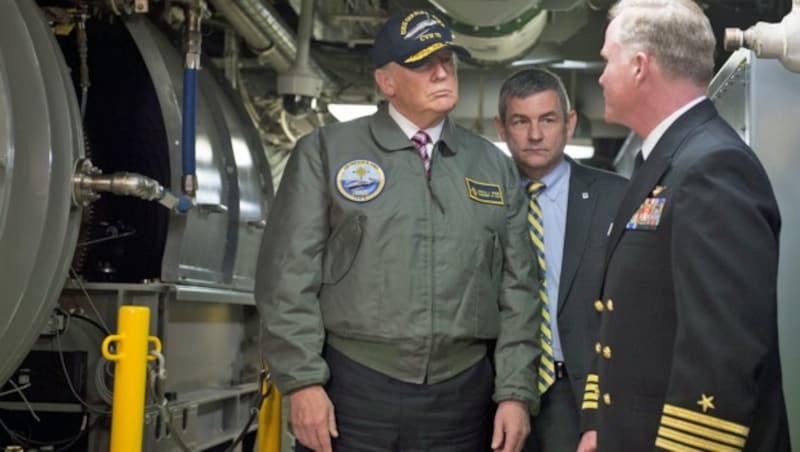 Trump an Bord der Flugzeugträgers USS Gerald R. Ford (Archivbild) (Bild: SAUL LOEB/AFP)