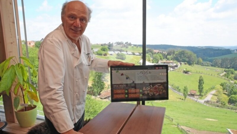 Josef Zotter vor der Kulisse seines Tierparks (Bild: Sepp Pail)