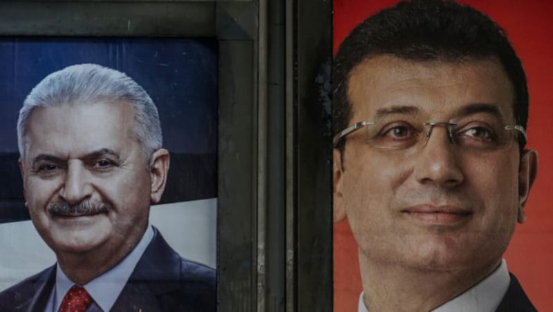 Bei der ersten Bürgermeisterwahl hat der Kandidat der Oppositionspartei CHP, Ekrem Imamoglu (re.), gewonnen. Er schlug den Kandidaten der Regierungspartei von Präsident Recep Tayyip Erdogan, den Ex-Ministerpräsidenten Binali Yildirim (li.). (Bild: AP)