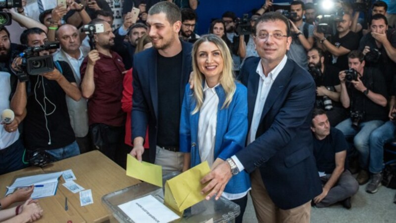 Der säkulare Bürgermeister-Kandidat der republikanischen Volkspartei CHP, Ekrem Imamoglu, und seine Ehefrau Dilek bei der Stimmabgabe in Istanbul (Bild: AFP)