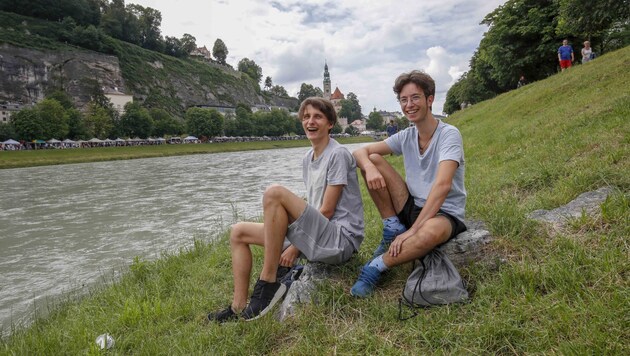 Wir haben nachgefragt: Das Salzach-Ufer Projekt findet großen Anklang. Auch Christoph und Lukas (v.l.) sind dafür. (Bild: Tschepp Markus)