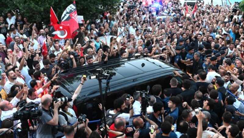 Der Wagen von Gewinner Ekrem Imamoglu ist umringt von seinen Unterstützern. (Bild: AFP)