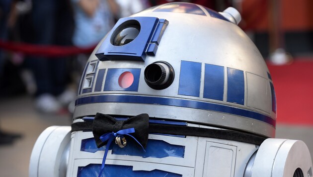 R2-D2 anlässlich der Hochzeit zweier australischer Fans 2015 in Kalifornien festlich mit Mascherl und Eheringen (Bild: AFP)
