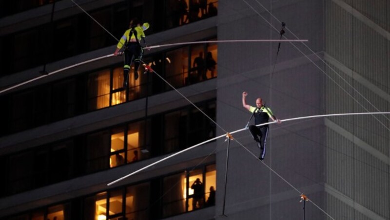 Nik und Lijana Wallenda hoch über dem Times Square (Bild: AP)