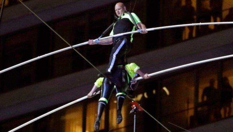 An einer Stelle musste Nik über seine Schwester kraxeln. (Bild: AP)