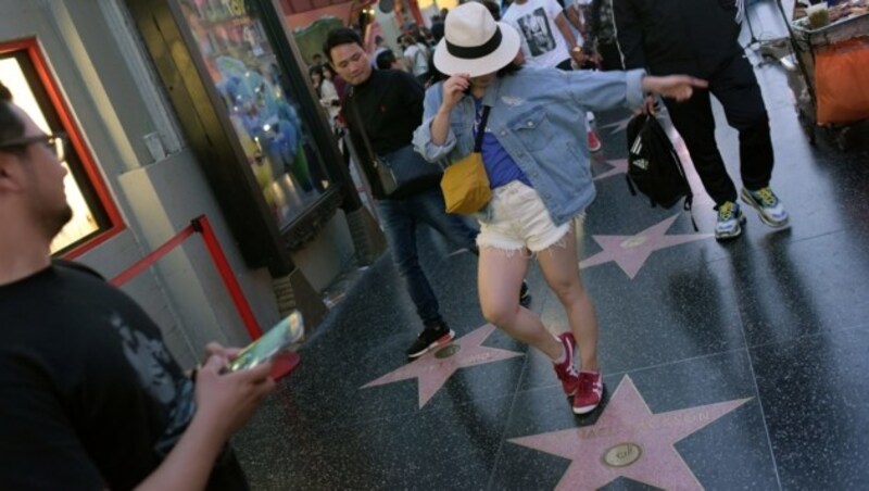 Auch heute noch posieren an jedem Tag des Jahres Fans mit Jacksons Stern am Walk of Fame in Hollywood. (Bild: AFP)