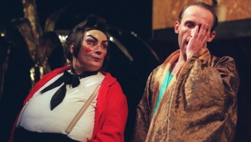 Nestroys „Lumpazivagabundus“ im Volkstheater im Jahr 1999. Brigitte Swoboda (l.) spielte die Titelrolle, Karl Markovics den „Zwirn“. (Bild: APA)