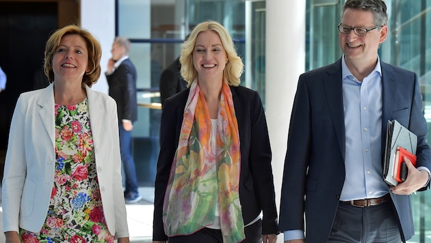 Das interimistische SPD-Führungstrio Malu Dreyer, Manuela Schwesig und Thorsten Schäfer-Gümbel (Bild: APA/AFP/TOBIAS SCHWARZ)