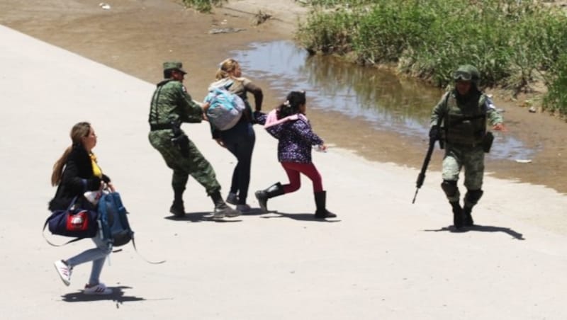 Täglich werden Dutzende Migraten beim Versuch gestoppt, den Rio Bravo Richtung USA zu überqueren. (Bild: APA/AFP/HERIKA MARTINEZ)