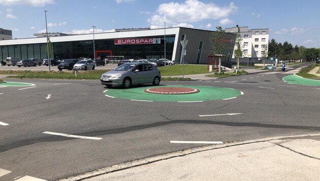 Beim Kreisverkehr in Welzenegg wird beispielsweise ein Schutzweg gefordert. (Bild: Rosenzopf Christian/Kronenzeitung)