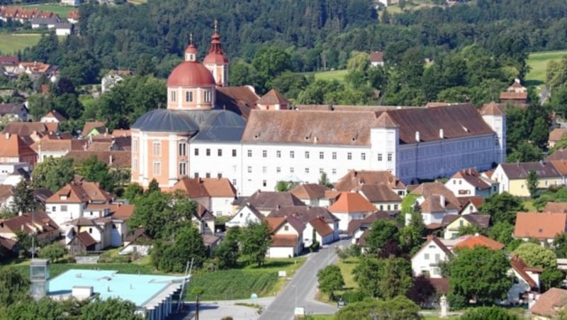 Die Kirche und Schloss Pöllau (Bild: Christian Jauschowetz)