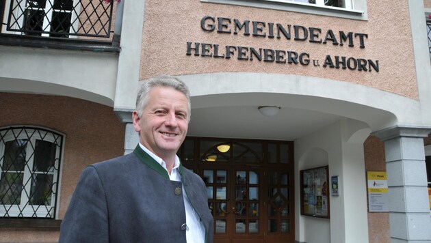 Bürgermeister Josef Hintenberger fühlt sich beim Stromleitungsbau seitens des Landes schlecht informiert. (Bild: Robert Loy)