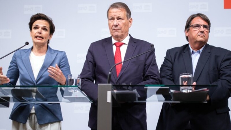 SPÖ-Chefin Pamela Rendi-Wagner, der Präsident des SPÖ-Pensionistenverbandes, Peter Kostelka, und SPÖ-Sozialsprecher Josef Muchitsch (Bild: APA/GEORG HOCHMUTH)