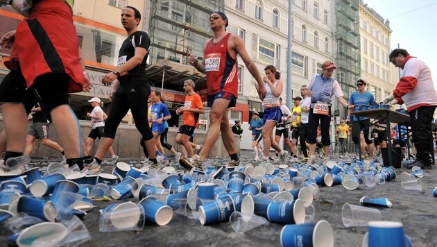 Marathons fordern besonders viele Einweg-Becher, viele davon aus Plastik. „G’scheit feiern“ setzt auf Mehrweg-Geschirr. (Bild: Hans Punz)