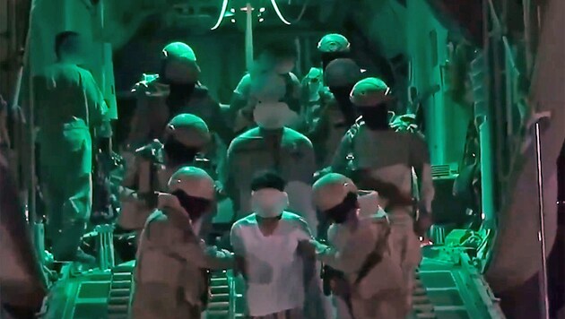 Ausschnitt aus einem Video, das die von Saudi-Arabien angeführte Militärbündnis von dem Spezialeinsatz veröffentlicht worden ist (Bild: twitter.com)