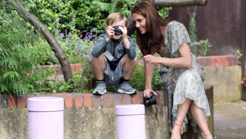 Herzogin Kate gab den Jugendlichen gute Tipps, wie sie das beste Foto schießen. (Bild: AP)