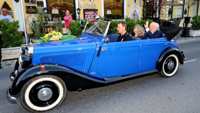 Vorfahrt in der Hochzeitslimousine (Bild: © Conny de Beauclair)