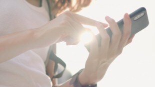 Längere direkte Sonneneinstrahlung kann an Hitzetagen zum Problem für den Smartphone-Akku ...