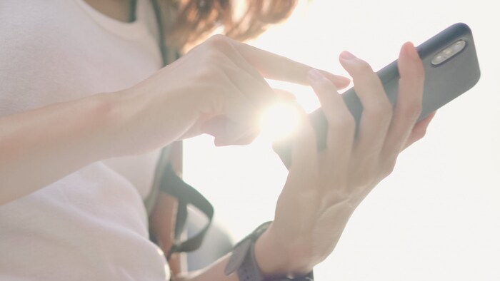 Längere direkte Sonneneinstrahlung kann an Hitzetagen zum Problem für den Smartphone-Akku ...
