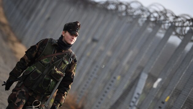 Eine Soldatin patrouilliert am ungarisch-serbischen Grenzzaun. (Bild: AFP)