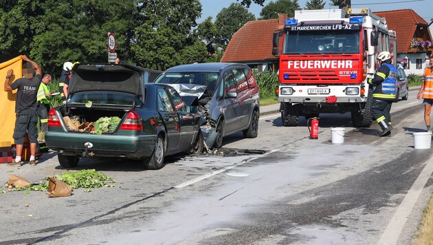 Die Pkw kollidierten frontal, im Mercedes verstarb der Pensionist (Bild: laumat.at/Matthias Lauber)