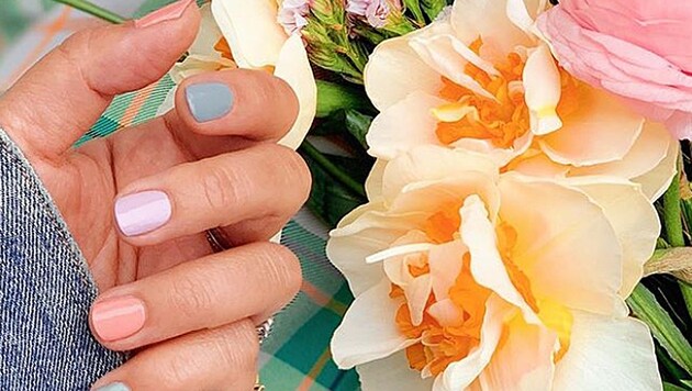 Bunte Nägel sind in diesem Sommer wieder im Trend. (Bild: instagram.com/essie)