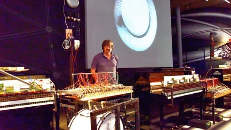 Winfried Ritsch und seine programmierten Instrumente (Bild: Ricardo Heintz Graz)