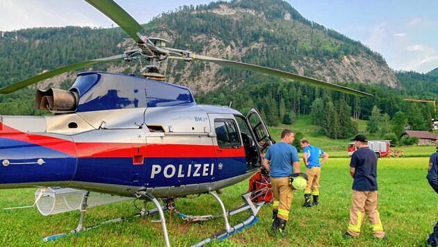 Hubschrauber im Löscheinsatz (Bild: Markus Tschepp)