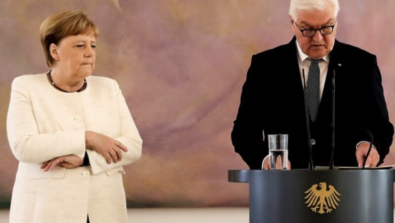 Beim Akt zur Ernennung von Christine Lambrecht zur neuen Justizministerin im Jahr 2019 erlitt Angela Merkel einen Zitteranfall (re. im Bild Bundespräsident Frank-Walter Steinmeier). (Bild: AFP)