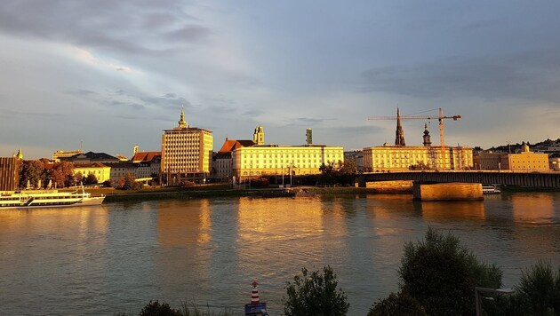 Schönes Linz im goldenen Abendlicht. Hier wollen sich Identitäre breit(er)machen. (Bild: Werner Pöchinger)