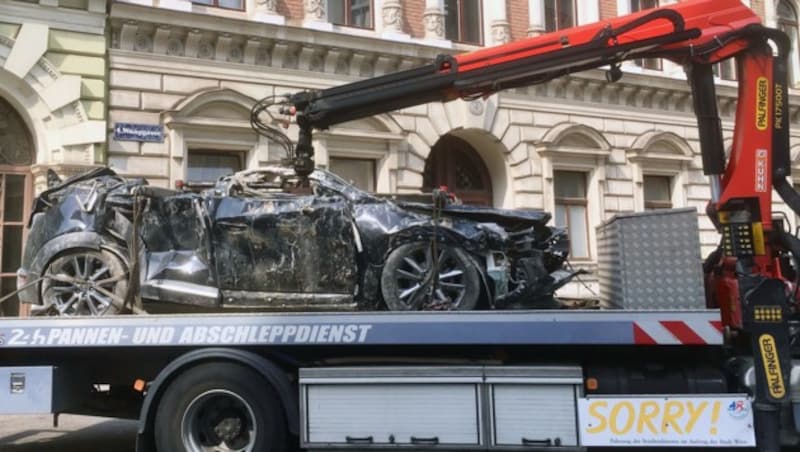 Nach der Gasexplosion an in Wien-Wieden wurden beschädigte Fahrzeuge abtransportiert. (Bild: APA/NICOLE RENNHOFER)